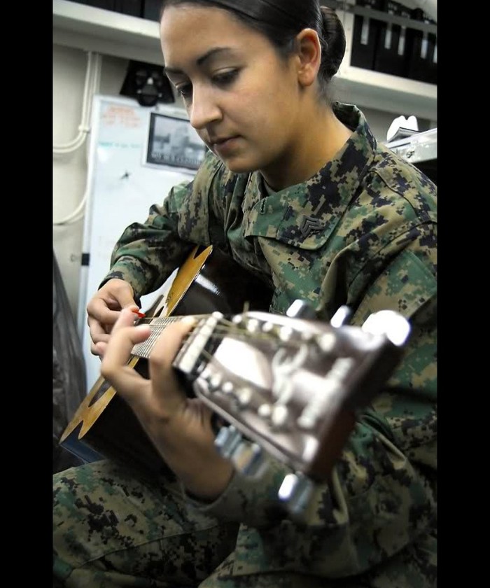 Nữ binh sỹ thủy quân lục chiến Mỹ đánh đàn ghita
